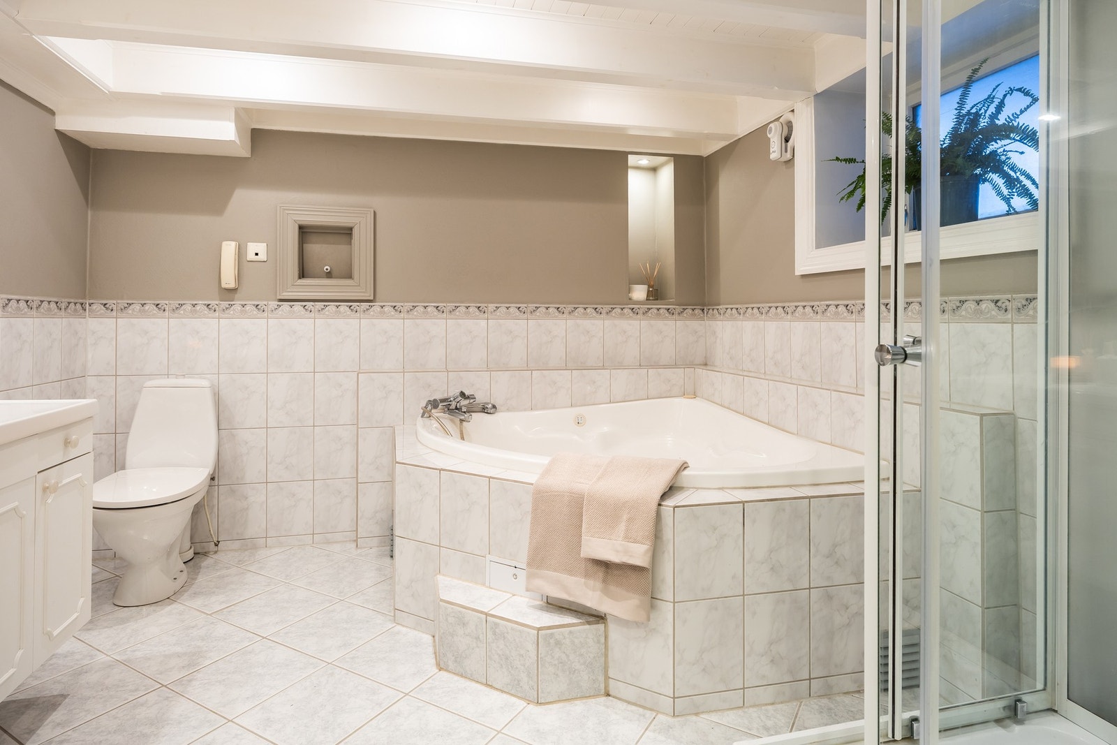 Baderommet er på 8,5m². Flisbelagt gulv med varmekabler. Galleribilde