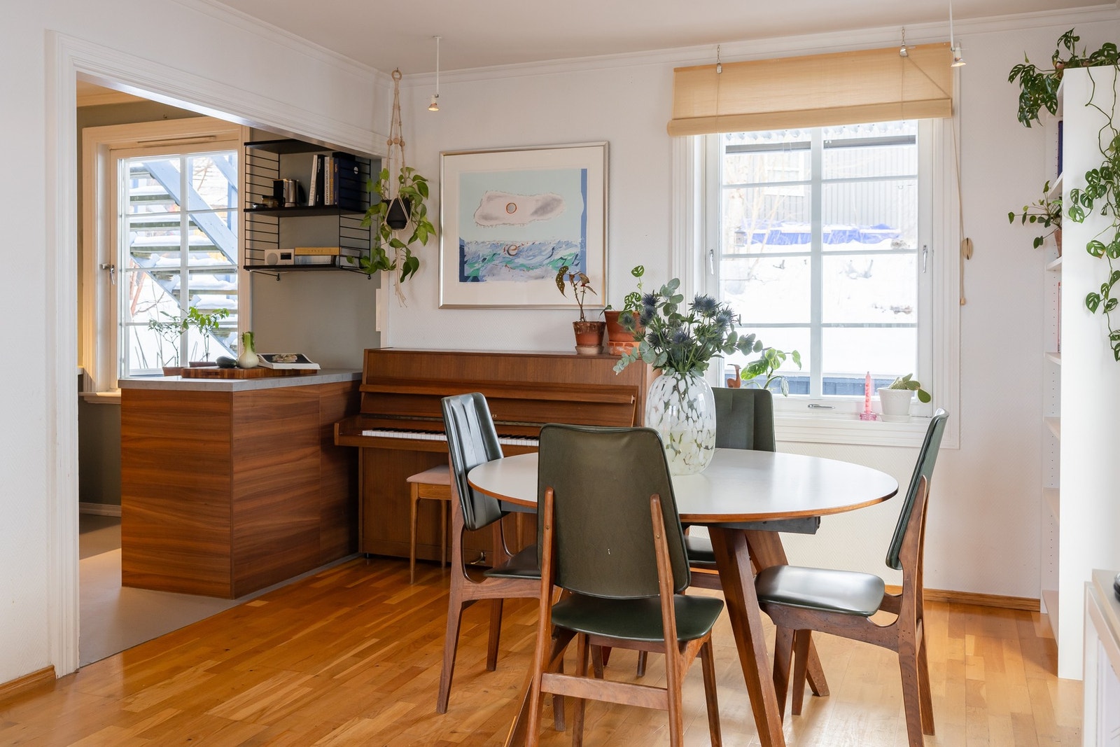 Spisestue med direkte tilgang til kjøkkenet. Galleribilde