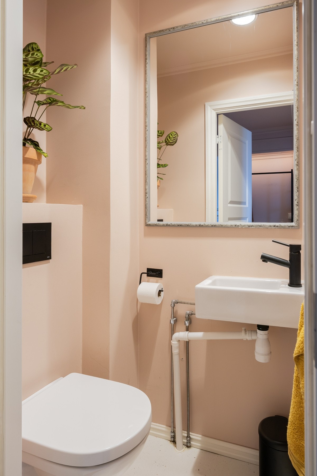 Praktisk toalettrom i tilknytning til entré. Her er vegghengt toalett og servant. Galleribilde