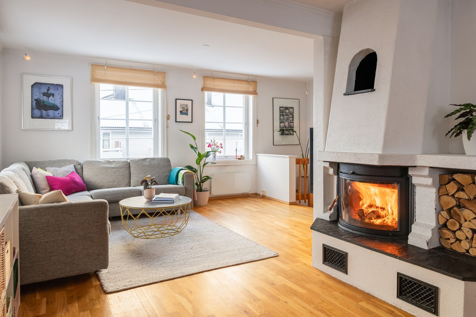 Leiligheten ligger i høy 1.etasje og kjeller, i et område som må beskrives som sentrumsnært og rolig. Galleribilde