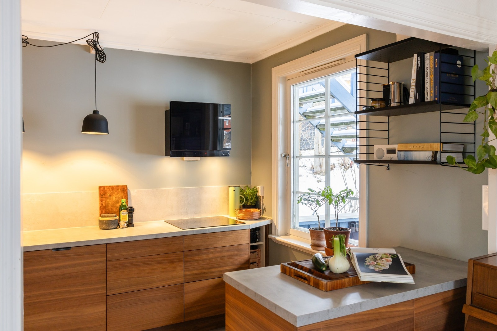 Innredningen har godt med både benkeplass og oppbevaringsplass. Effektiv og funksjonell kjøkkenøy og rikelig med strømuttak. Galleribilde