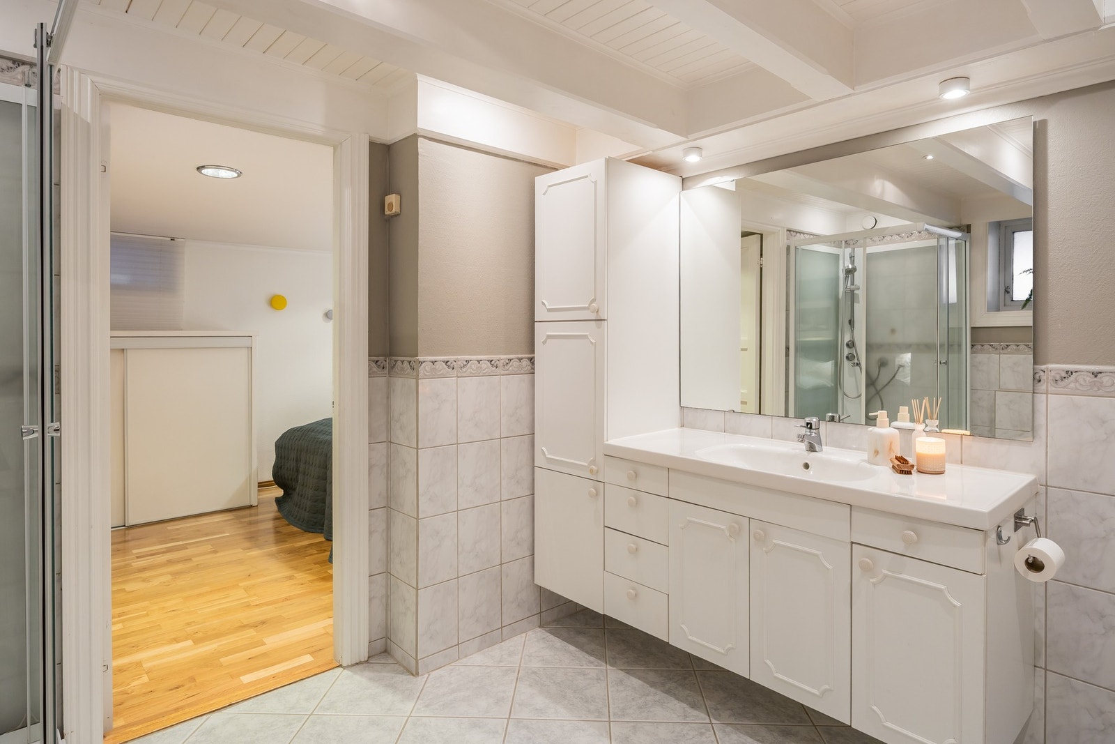 Her er baderomsinnredning, toalett, dusjkabinett og stort boblebadekar. Galleribilde