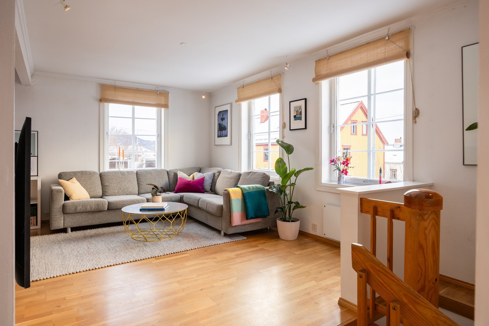 Stuen er på 33,5m² og har god plass til sofagruppe og spisebord. Galleribilde