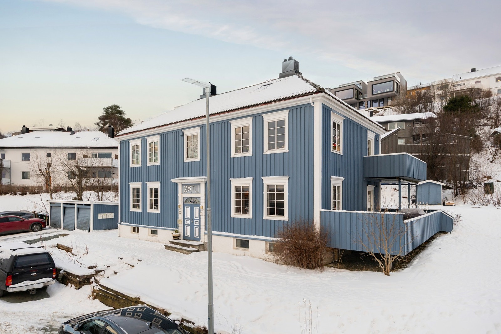 Boligen har en attraktiv beliggenhet i Schøllers gate, i et veletablert og rolig boligområde på Bakkaunet. Galleribilde