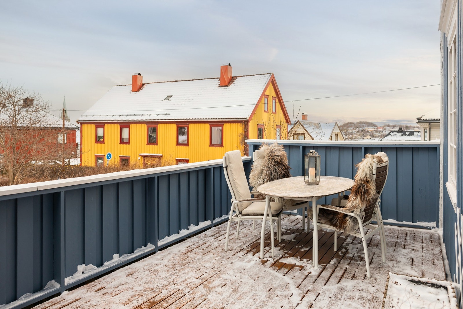 Her har man sol fra ca. kl. 08 til solen går ned rundt kl 22 på sommerstid. Galleribilde