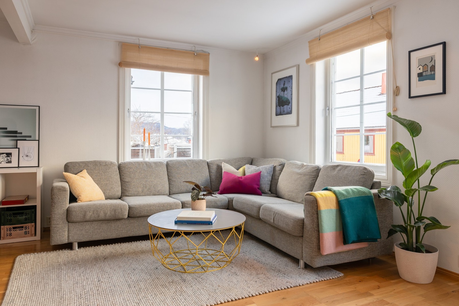 Usjenert selv om det er i første etasje, da huset ligger høyere enn gata utenfor. Galleribilde