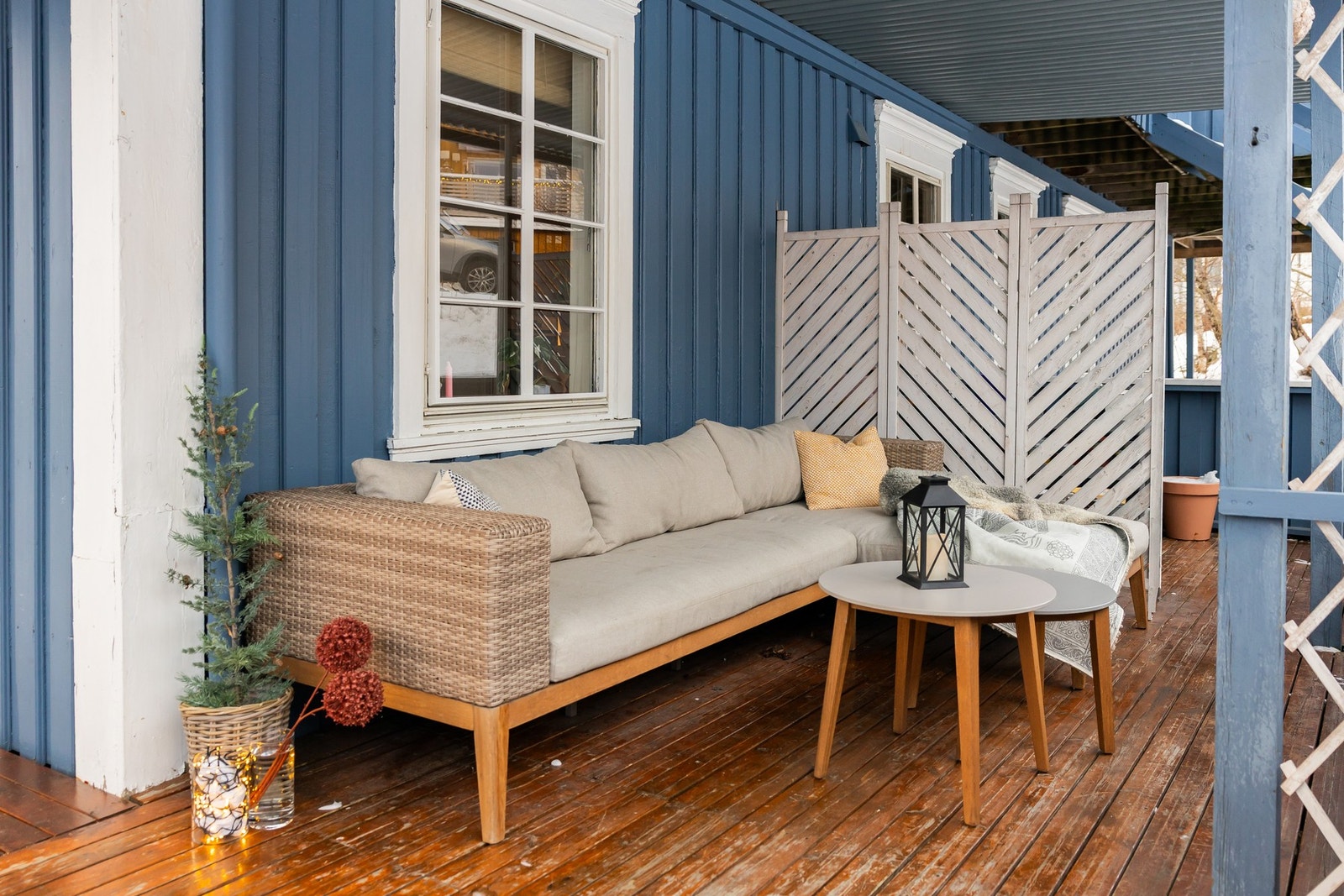 Deler av veranda har takoverbygg. Galleribilde