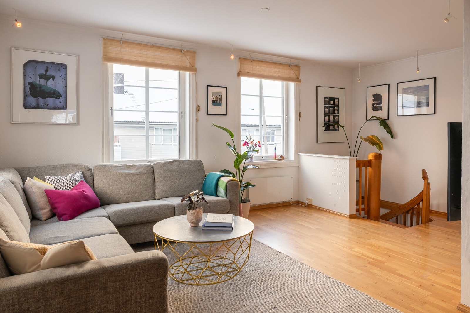 Store vindusflater gir rikelig med naturlig lys på stuen. Galleribilde