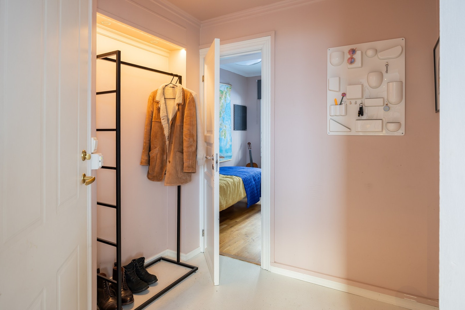 Man kommer inn i en entré på 3,3m². Sklisikker våtromsvinyl og varmekabler i gulv. Gardeobeinnhuk. Galleribilde