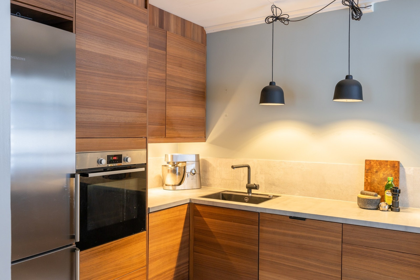 Innredningen har integrert oppvaskmaskin, stekeovn og induksjonstopp. Galleribilde