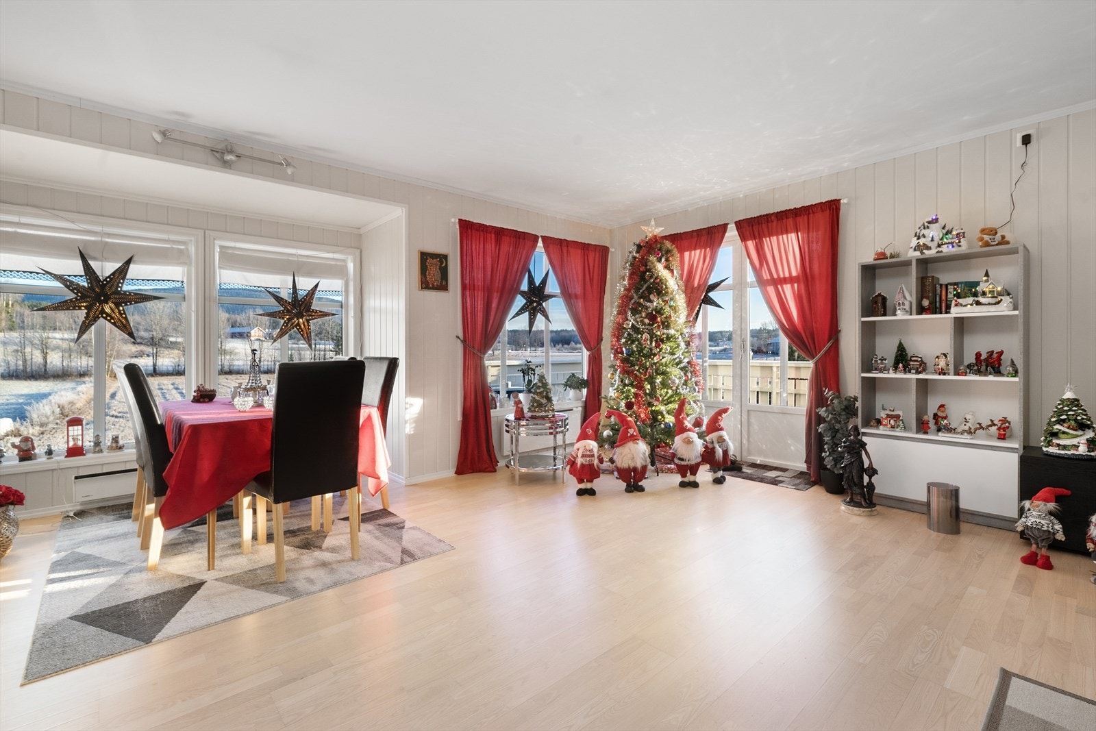 I stuen er det flere store vindusflater som slipper inn rikelig med naturlig lys, samt gir fint utsyn til landlige omgivelser. Galleribilde