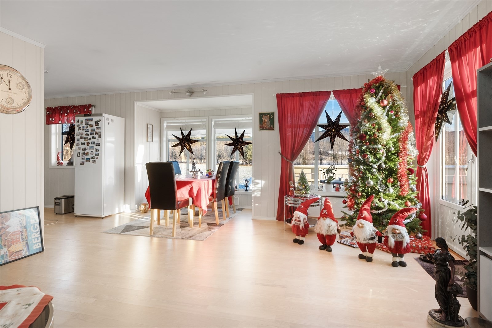 Leiligheten er malt opp i lyse og tidløs fargetoner, og innehar pene og gjennomgående overflater. Galleribilde