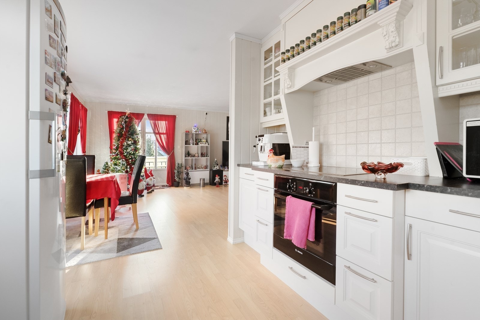 Kjøkkenet ligger fint til med delvis åpen løsning med stuen, som gir gode rammer for sosialt samspill på tvers av rommene. Galleribilde