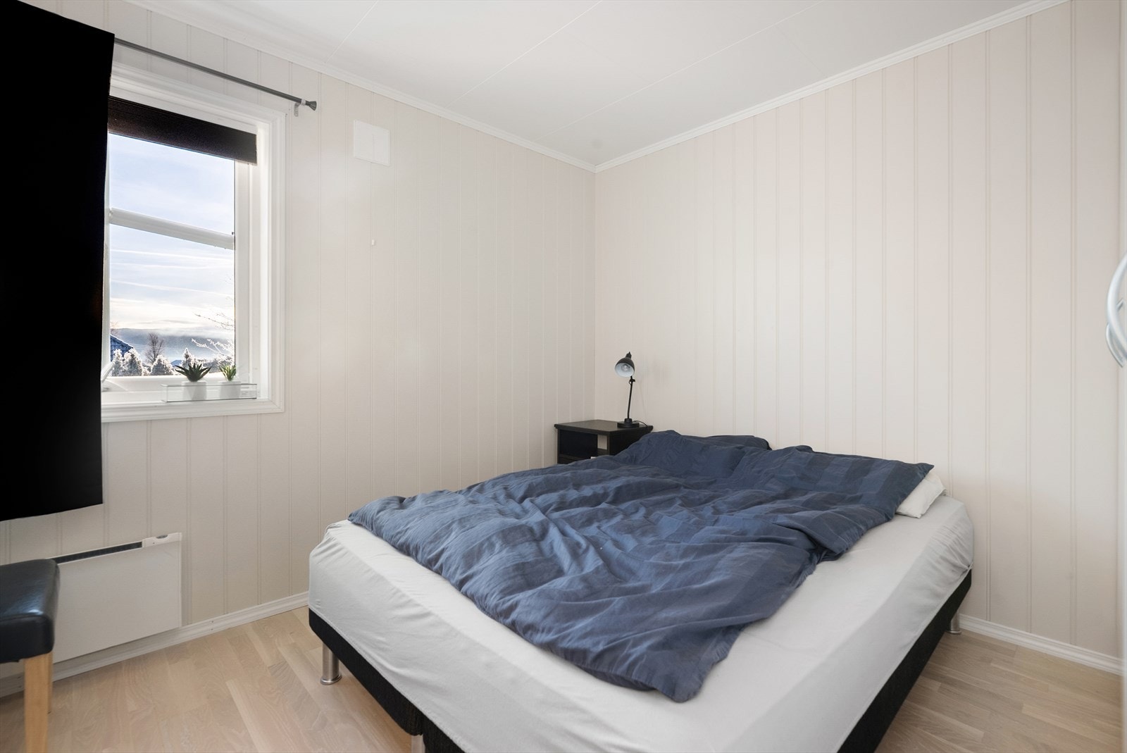 Soverommene har fin plass til seng og garderobeløsning for oppbevaring av klær. Galleribilde