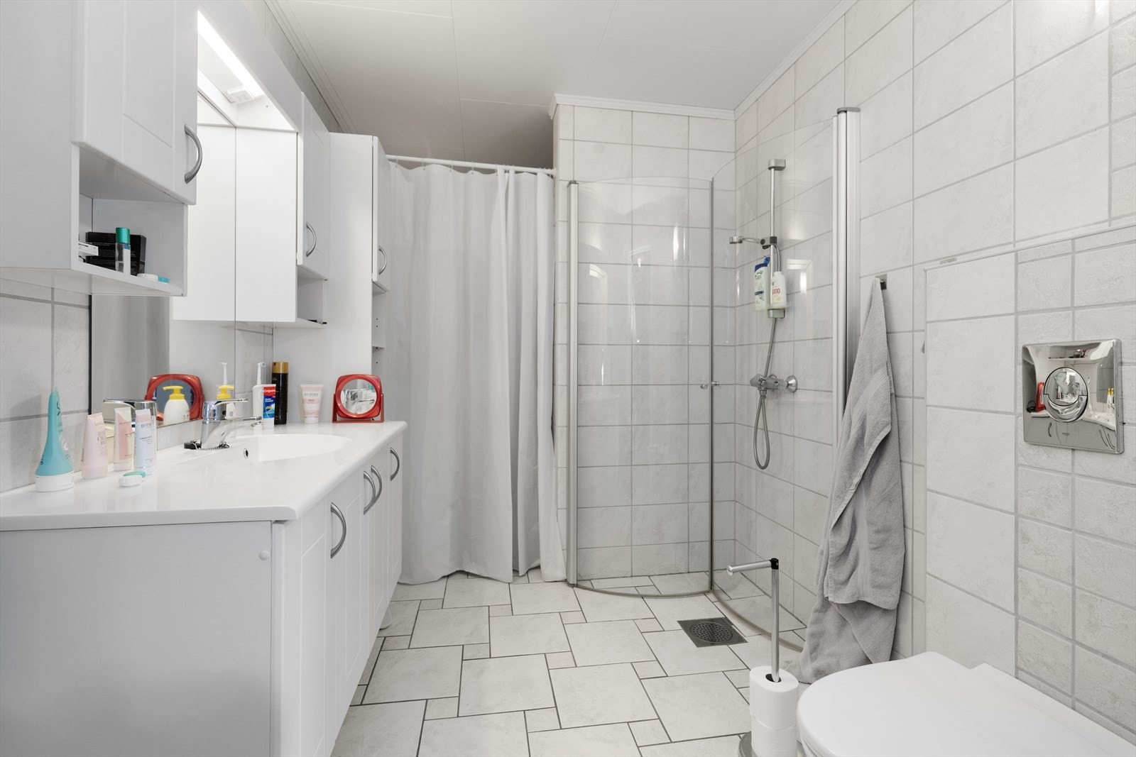 Helfliset baderom med varmekabler i gulv og opplegg til vaskemaskin. Galleribilde