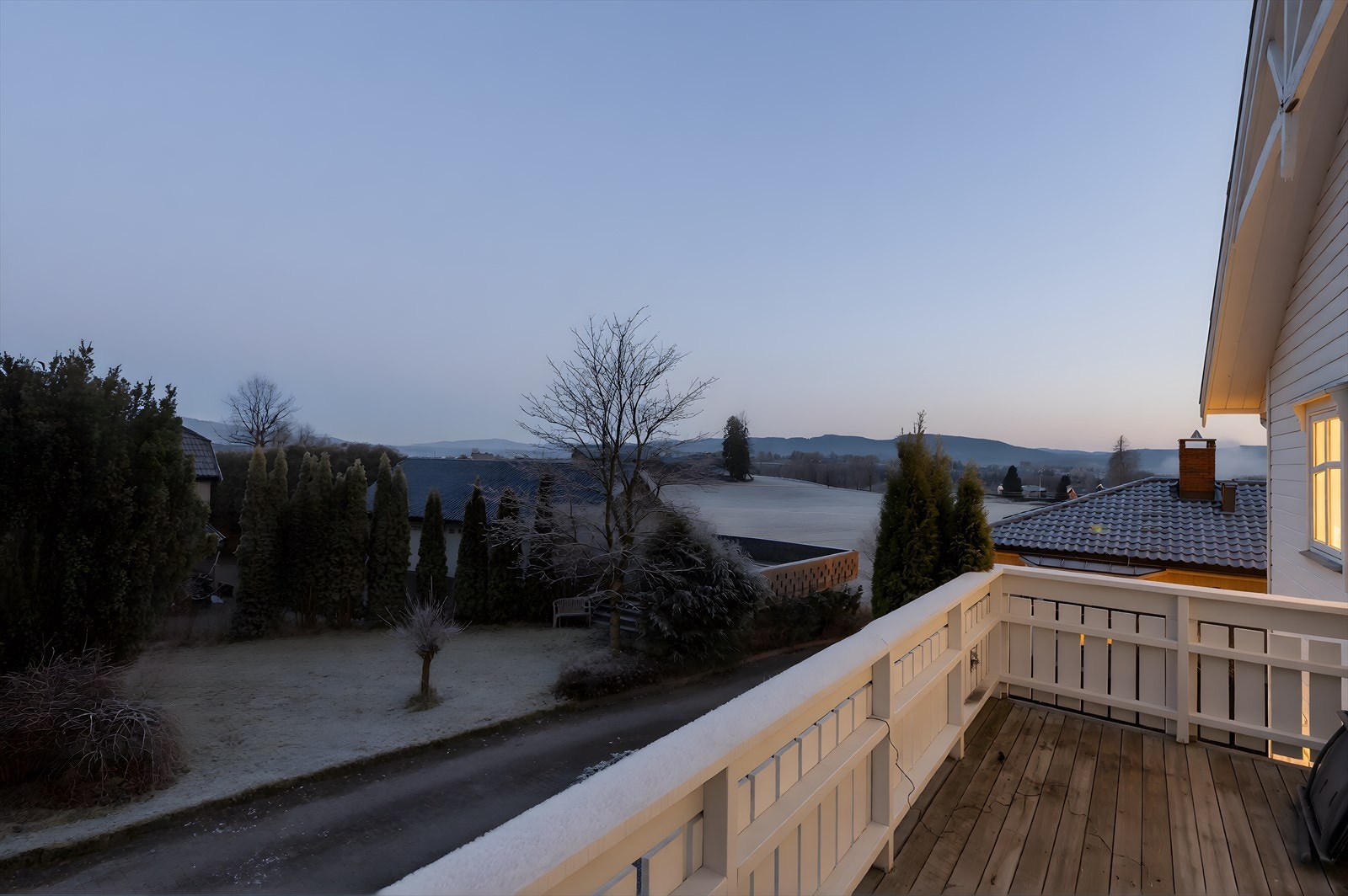 Hyggelig kveldsstemning på terrassen. (Bildet er redigert og faktiske lysforhold kan variere). Galleribilde