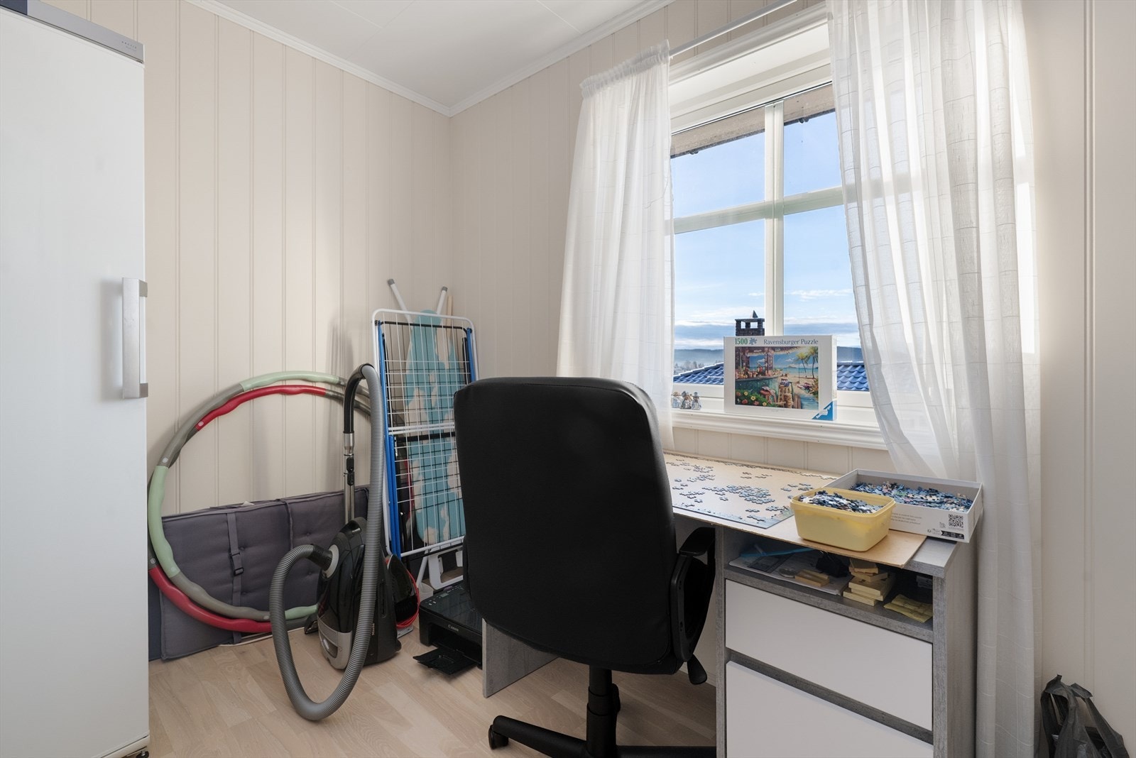 Bod er innredet og omgjort til kontor uten at dette er søkt om og uten at nødvendig godkjennelse er gitt av kommunen. Galleribilde