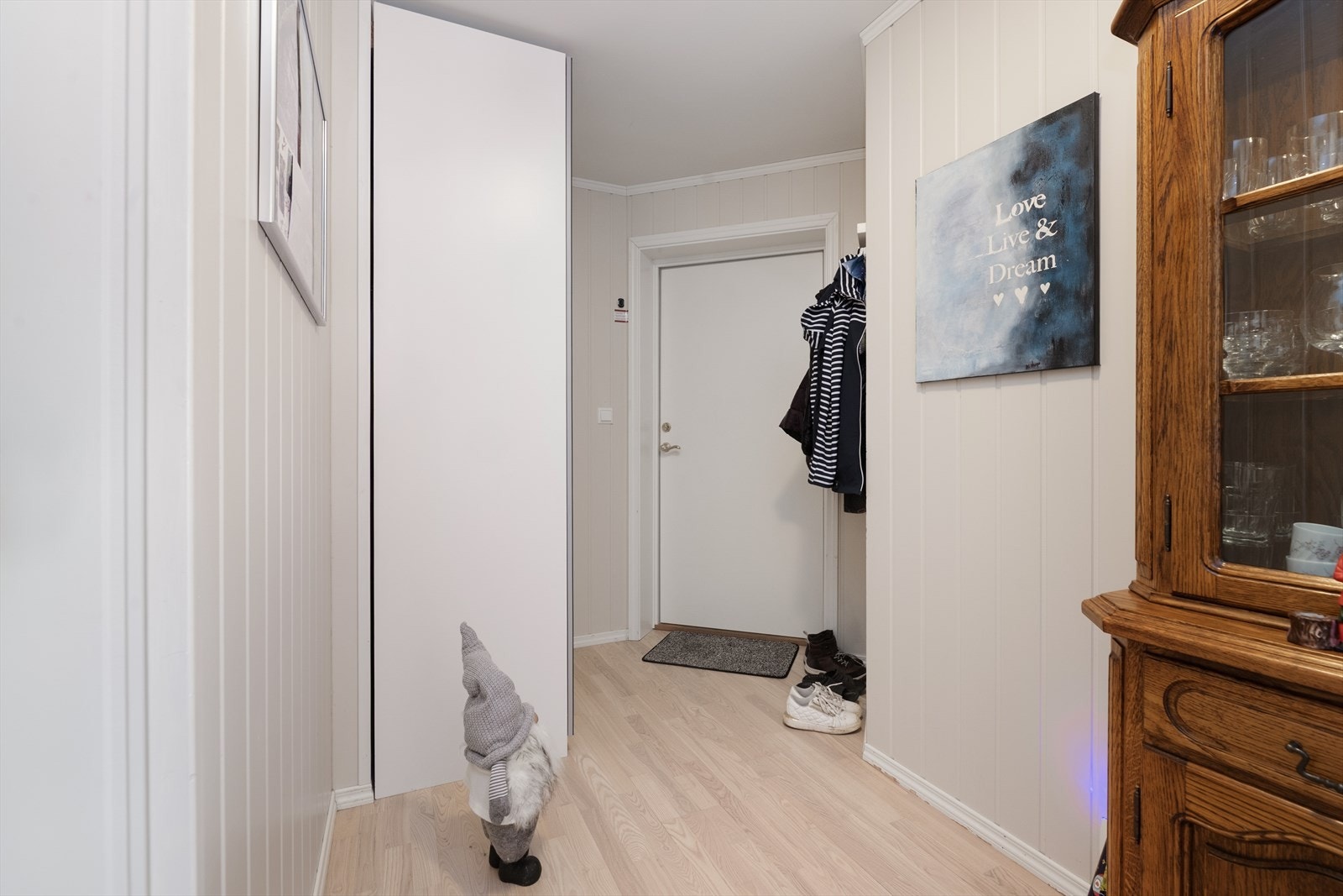 Lys og hyggelig entré med fin plass til sko- og yttertøy i praktisk garderobeskap. Galleribilde