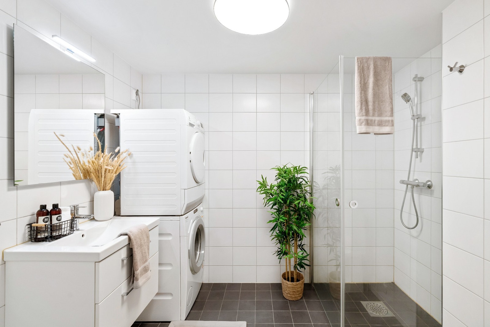 Vaskemaskin og tørketrommel medfølger handelen. Galleribilde