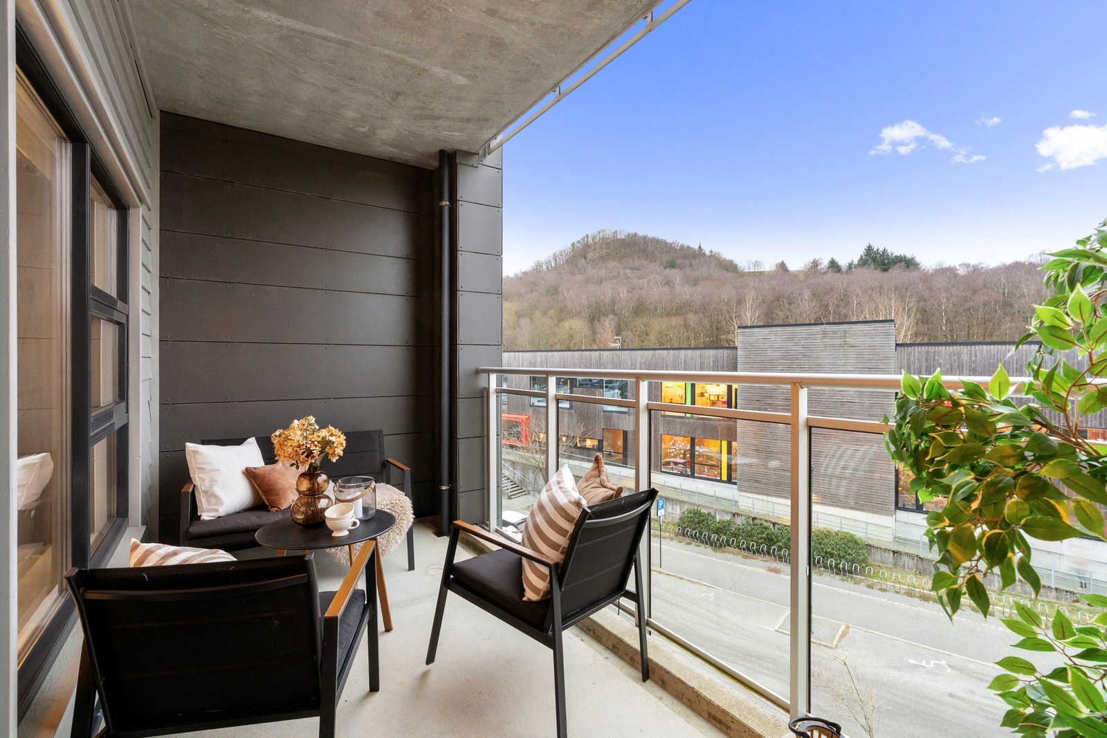 Balkongen er sydvestvendt og her får man sol til langt på kveld. Galleribilde