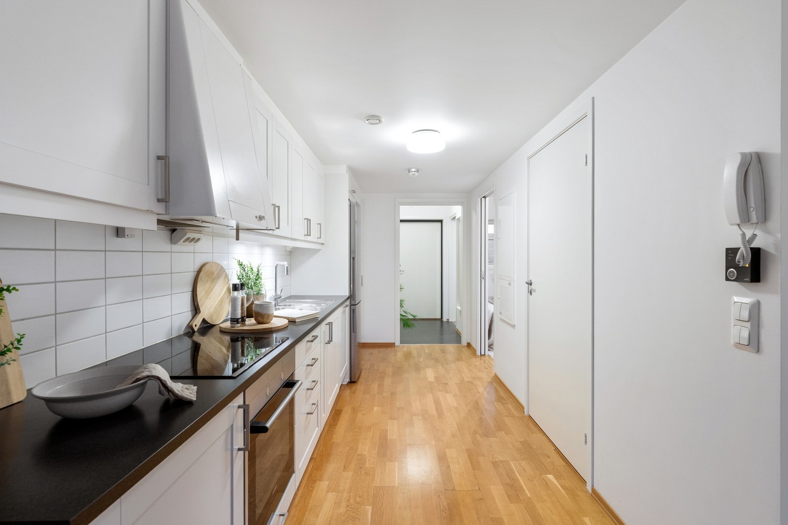 Integrerte hvitevarer på kjøkkenet medfølger handelen. Galleribilde