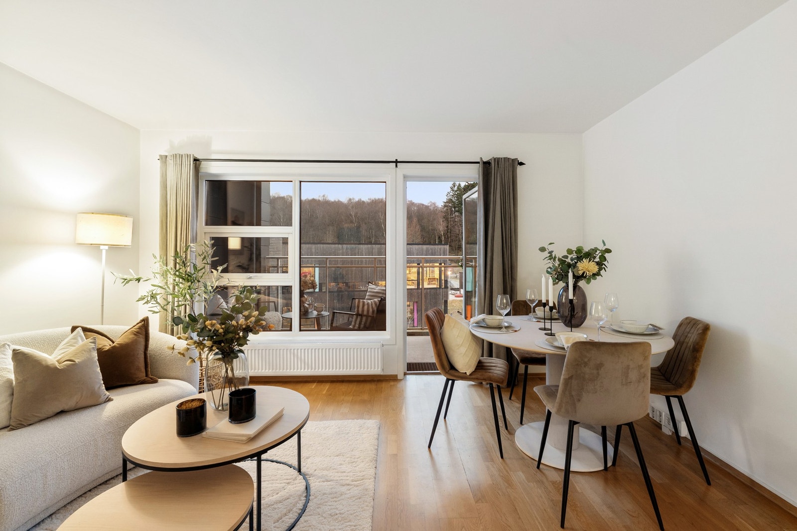 Stuen har eikeparkett på gulv Galleribilde