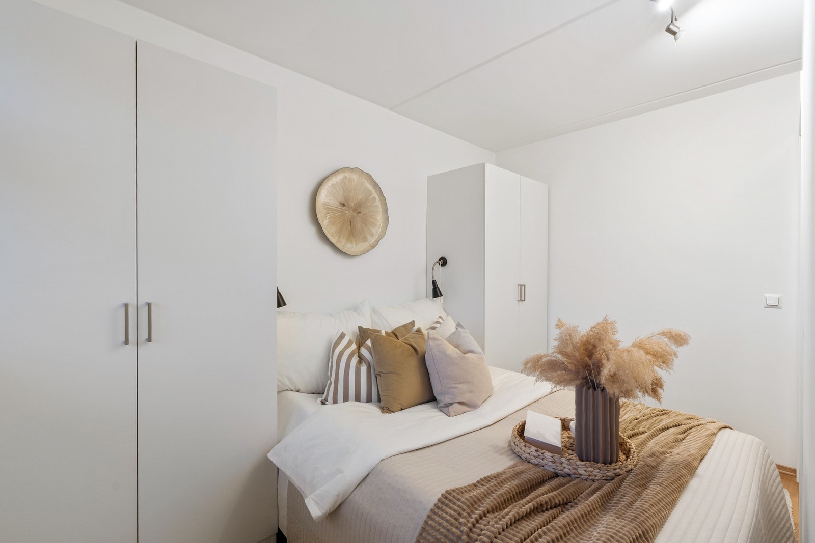 Soverom med med plass til 2 garderobeskap på hver side. Galleribilde