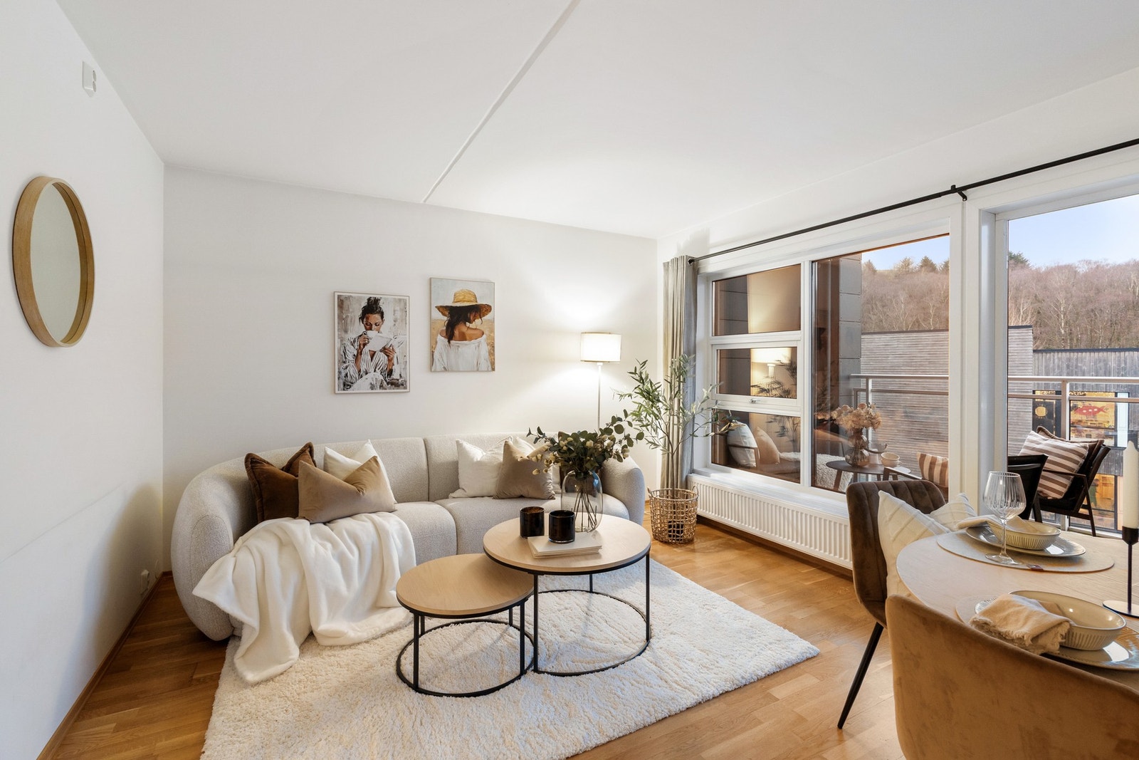 Lekker stue med utgang til balkong og rikelig med lysinnfall Galleribilde