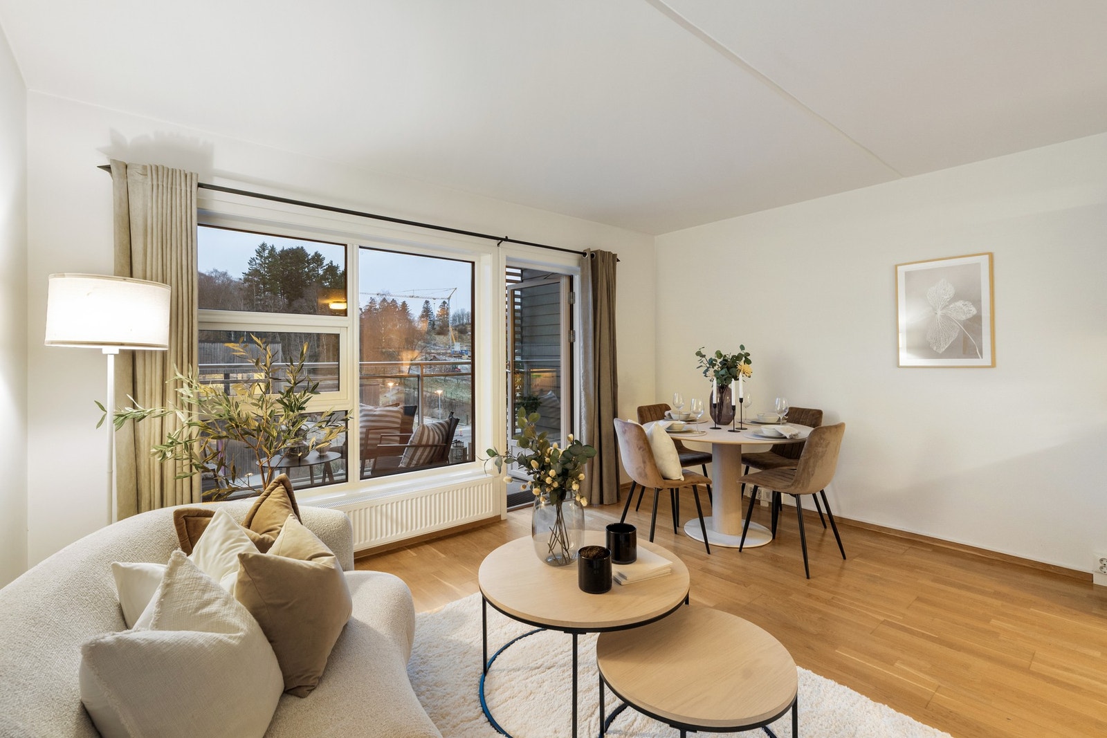 I stuen har man plass til både spisebord og sofagruppe. Galleribilde