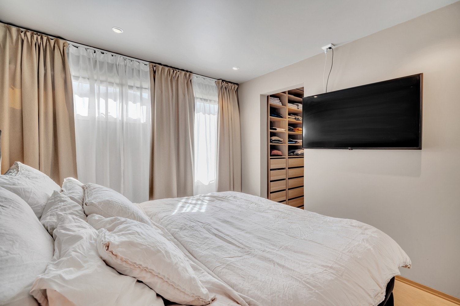 Soverom mot walk-in-closet Galleribilde