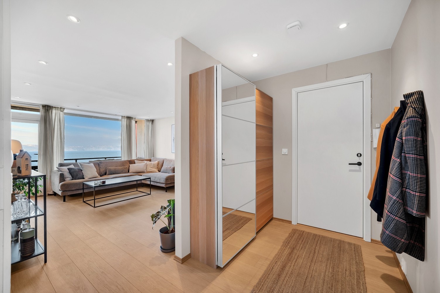 Lyse og fine farger. Spotter i tak. Galleribilde