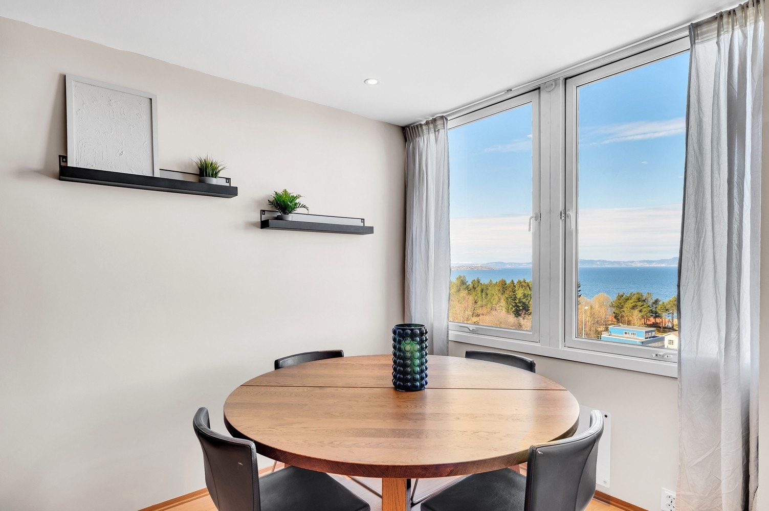 Her kan du drikke morgenkaffen til nydelig utsikt. Galleribilde