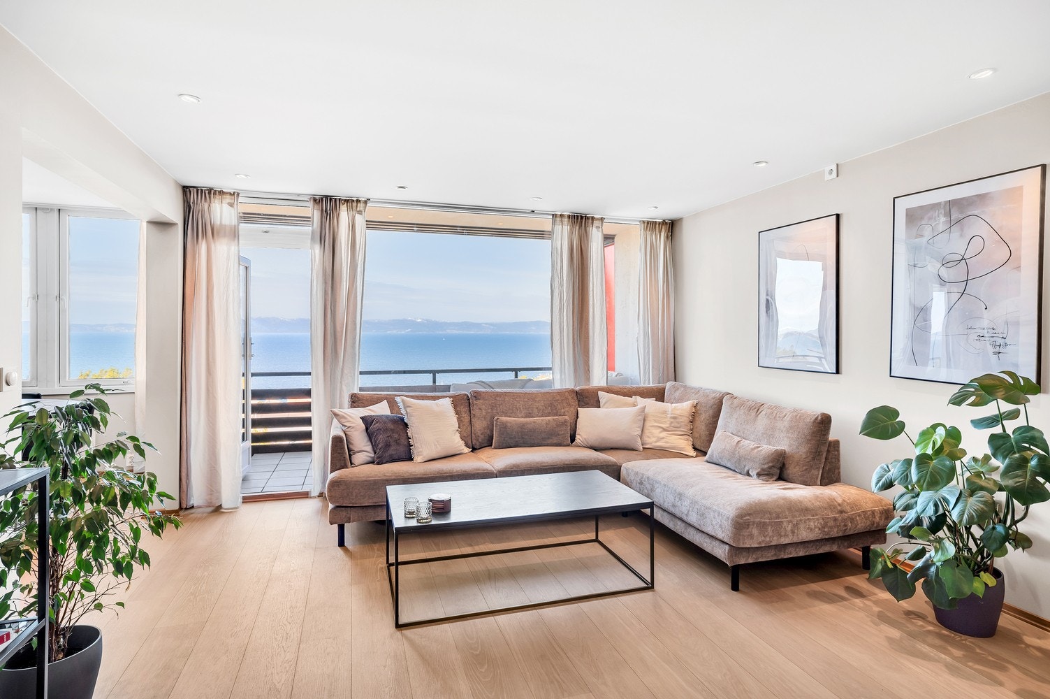 Store vinduer gir mye naturlig lysinnslipp. Galleribilde