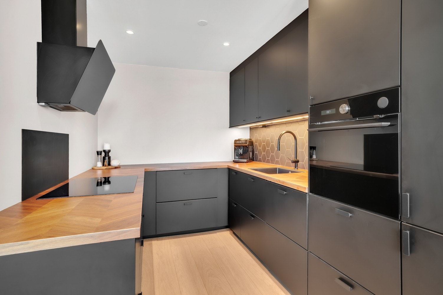 Stilrent kjøkken i sort utførelse. Galleribilde