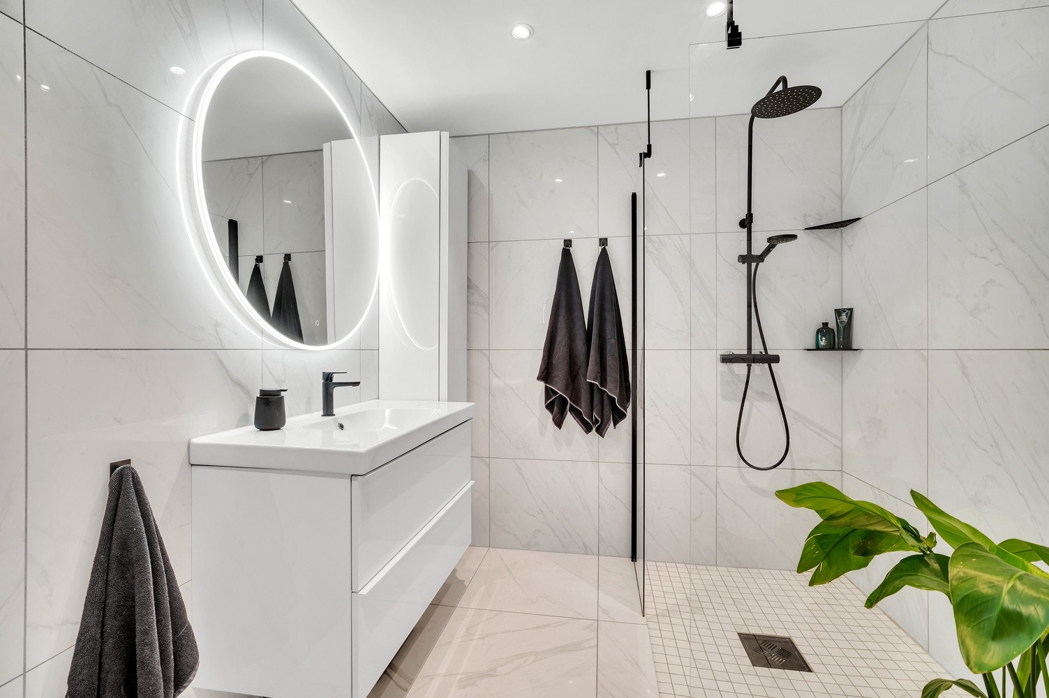 Lyst og lukseriøst. Deilig rainshower. Galleribilde