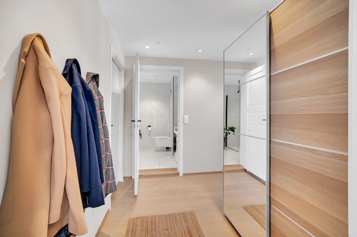 Entré med skyvedørsgarderobe. Galleribilde