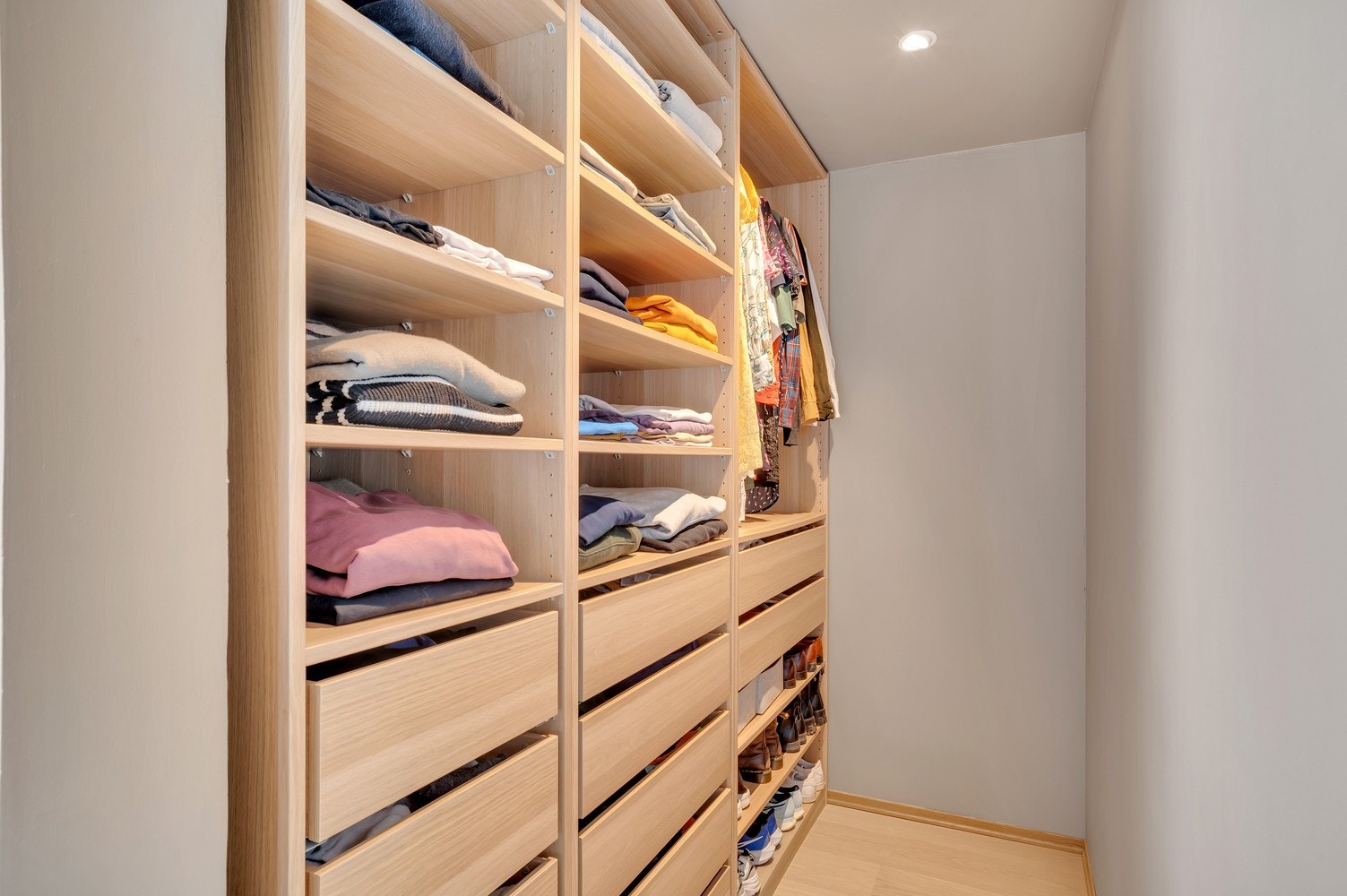 Walk-in-closet i tilknytning til soverommet. Galleribilde
