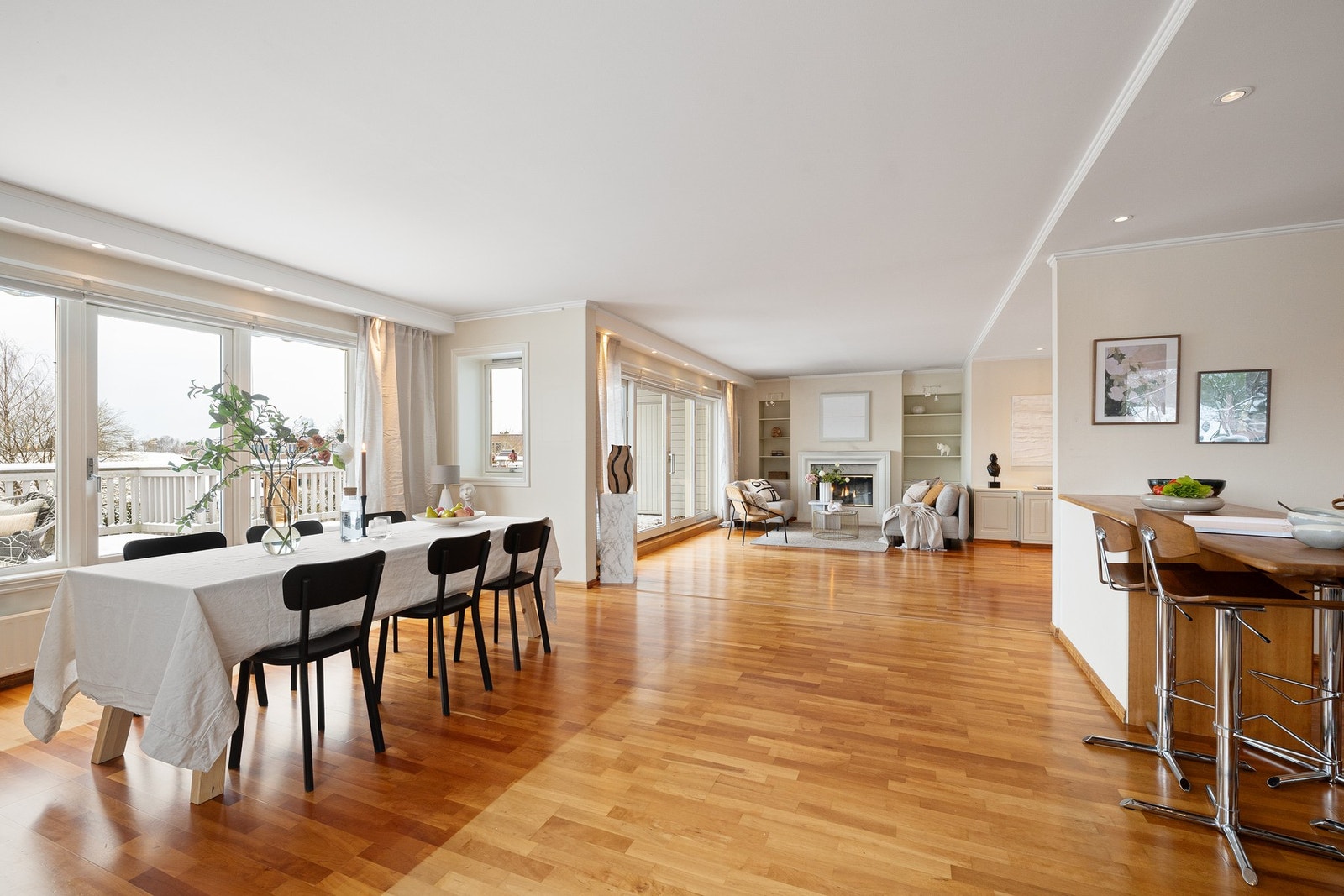 Lyst og romslig oppholdsrom med god flyt mellom stue, spisestue og kjøkken, samt utgang til den store terrassen. Galleribilde