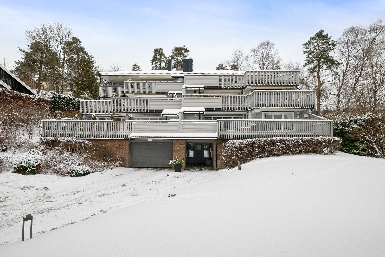Hyggelig og veldrevet sameie bestående av seks seksjoner, med skjermet og rolig beliggenhet. Galleribilde
