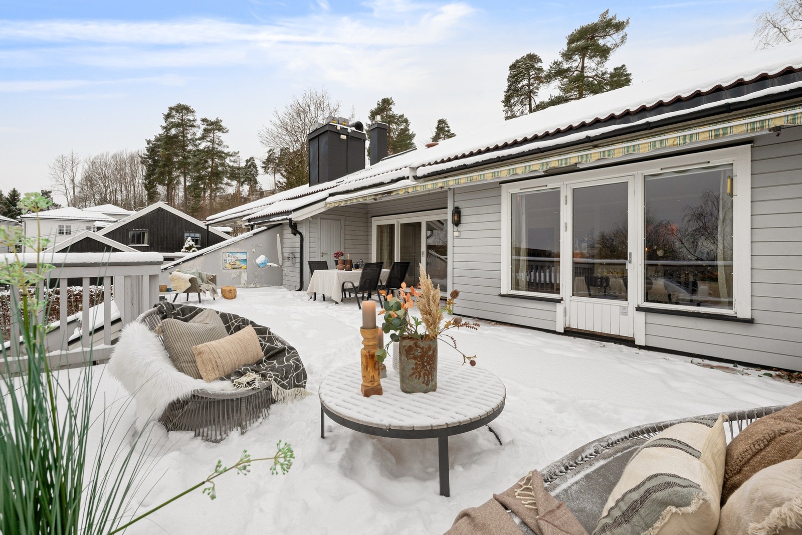 Hovedterrasse på ca. 57 m² - sydvendt og solrik uteplass med direkte adkomst fra både stue og spisestue. Galleribilde