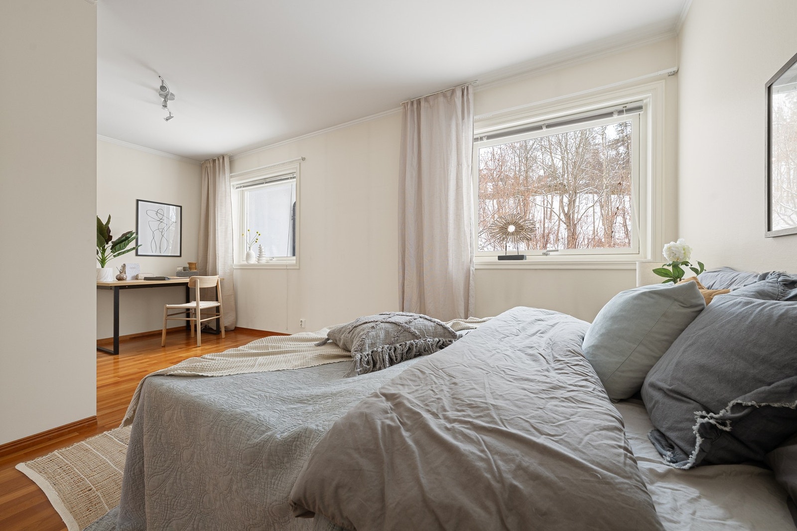 Soverommet har godt med vindusflater som gir fint lysinnslipp og utsyn mot rolige omgivelser. Galleribilde