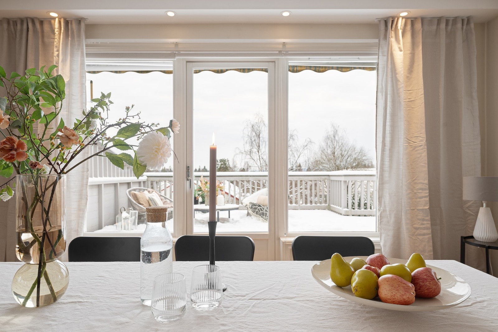 Spotbelysning langs vinduene mot terrassen gir et behagelig lys på kveldstid. Galleribilde