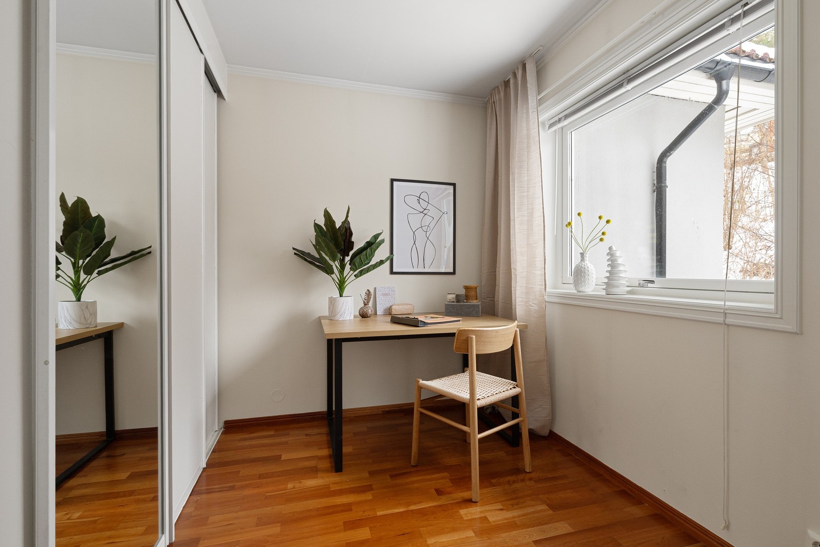 Soverommet har praktisk skyvedørsgarderobe samt en naturlig plass for skrivebord eller hjemmekontor. Galleribilde