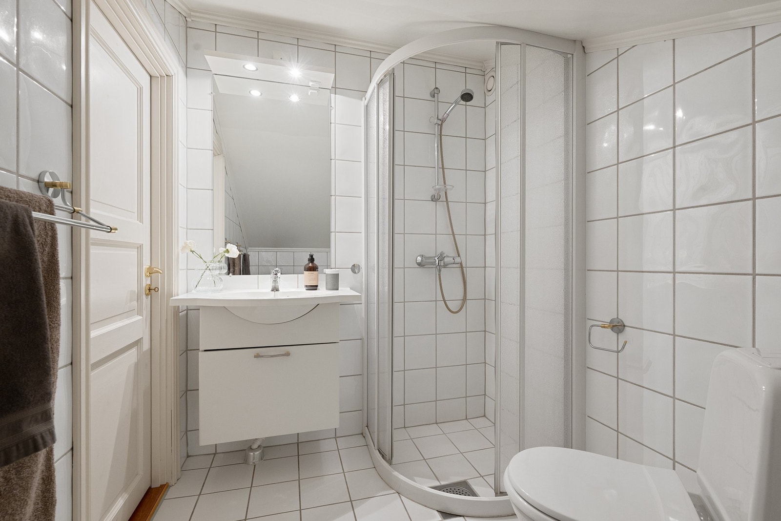 Baderom i 4. etasje med flislagte overflater, dusjhjørne og servantinnredning. Galleribilde