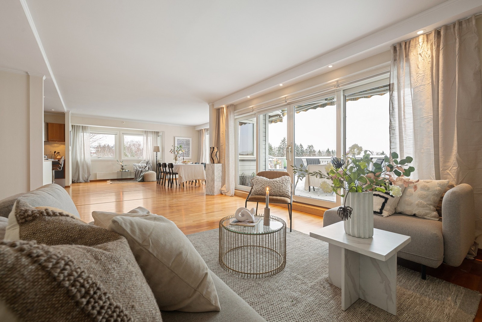 Romslig stuesone med store vindusflater og direkte utgang til den sydvendte terrassen. Galleribilde