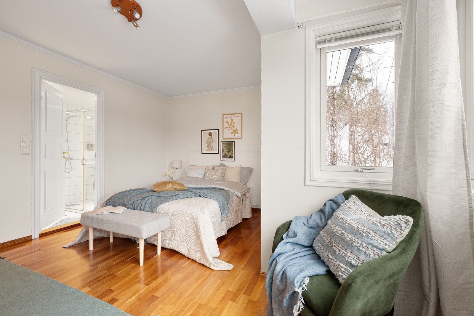 Romslig hovedsoverom med god plass til dobbeltseng og direkte adkomst til eget baderom. Galleribilde