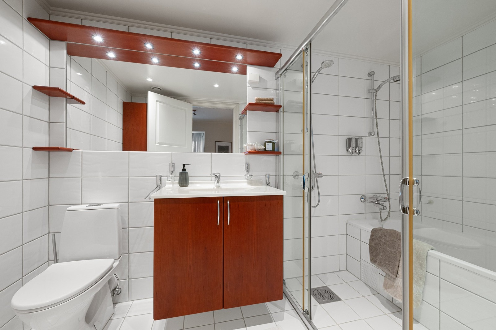 En-suite baderom tilknyttet hovedsoverommet, med både dusjhjørne og innfliset badekar. Galleribilde