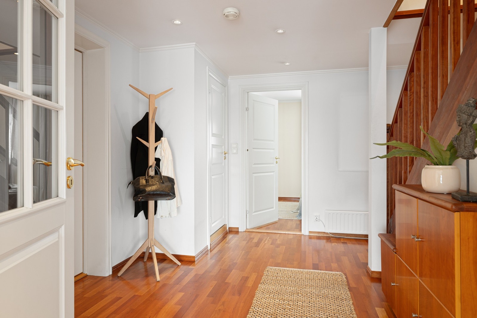 Velkommen inn - ryddig og funksjonell entré med downlights og plass til sko og yttertøy i skyvedørsgarderobe. Galleribilde