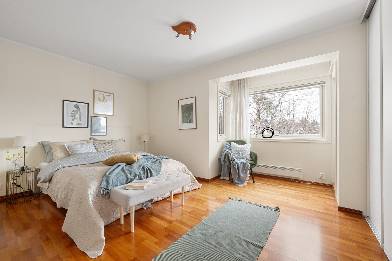 Hovedsoverommet har delikate fargetoner, gode lysforhold og en privat en-suite løsning. Galleribilde