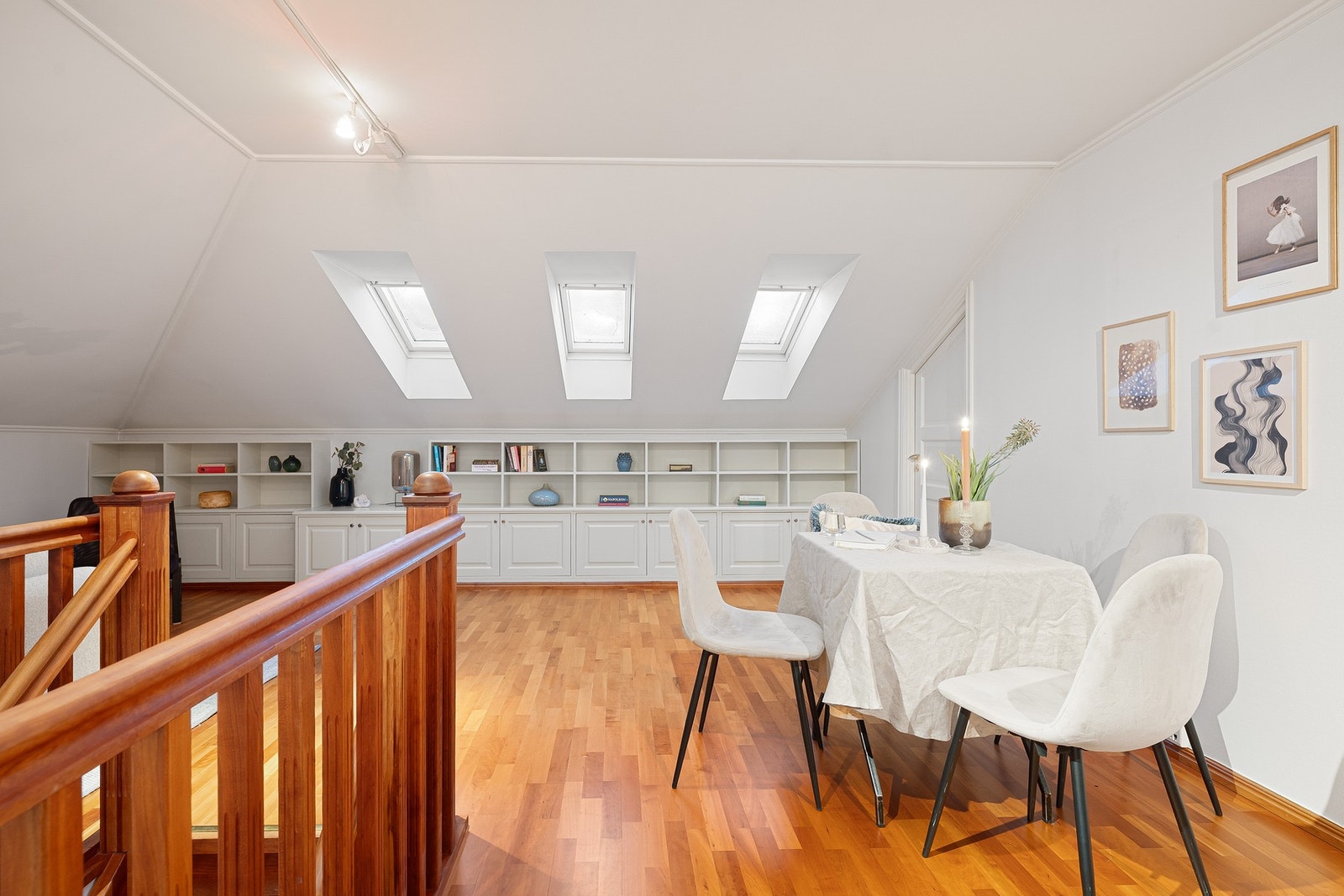 Loftsstuen har praktiske, plassbygde oppbevaringsskap under skråtaket som gir svært god lagringsplass uten å stjele gulvareal. Galleribilde